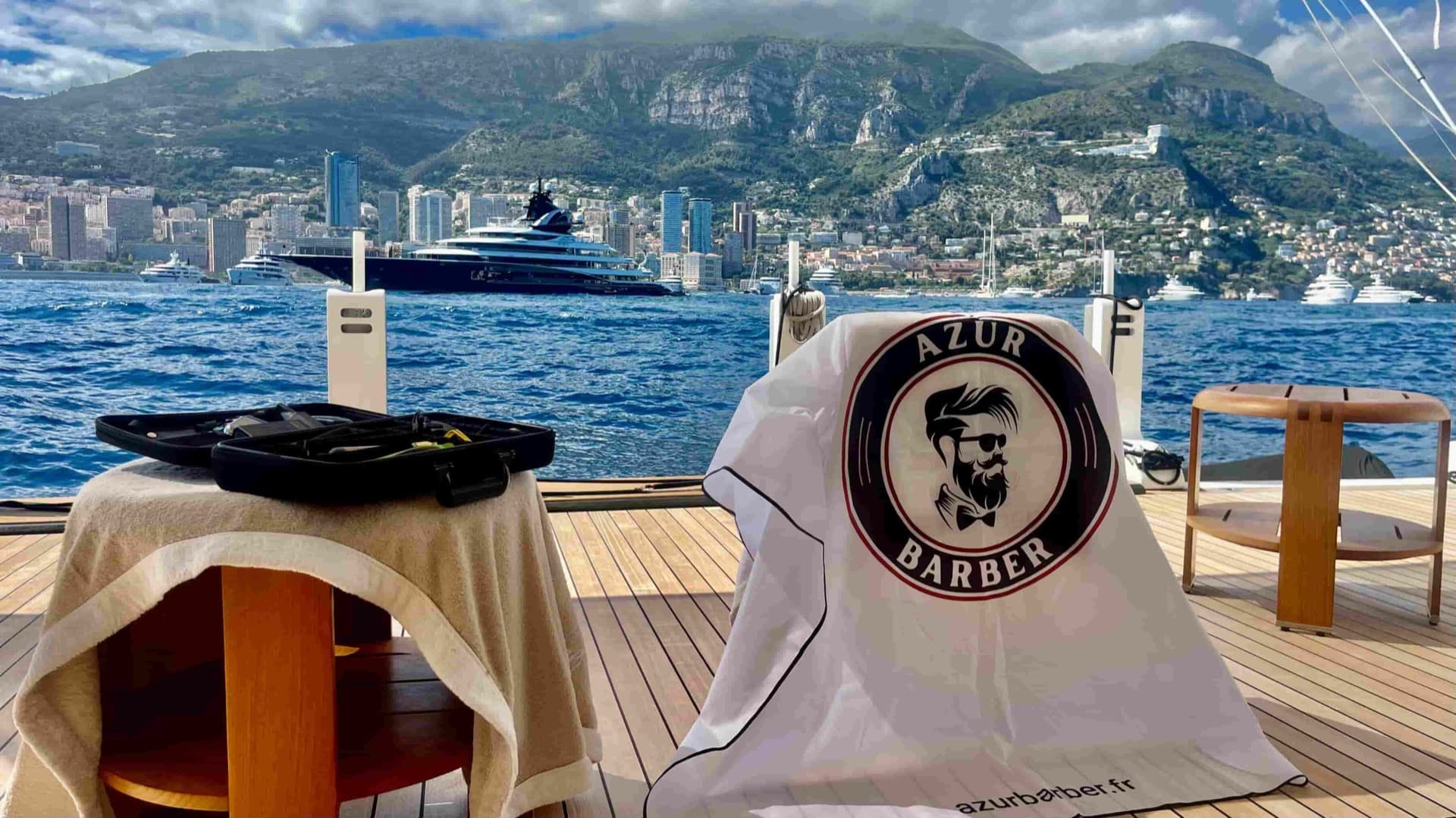 Le kit Azur Barber installé sur le pont d'un yacht, face à Monaco